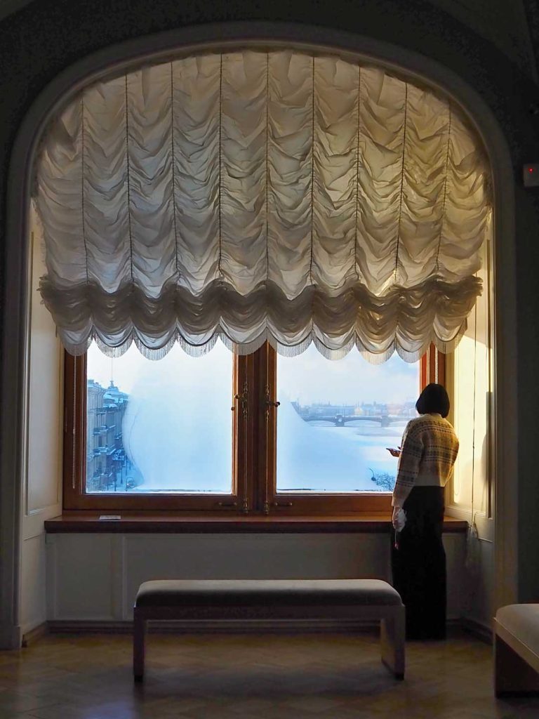 How to hang wave curtains on arched windows