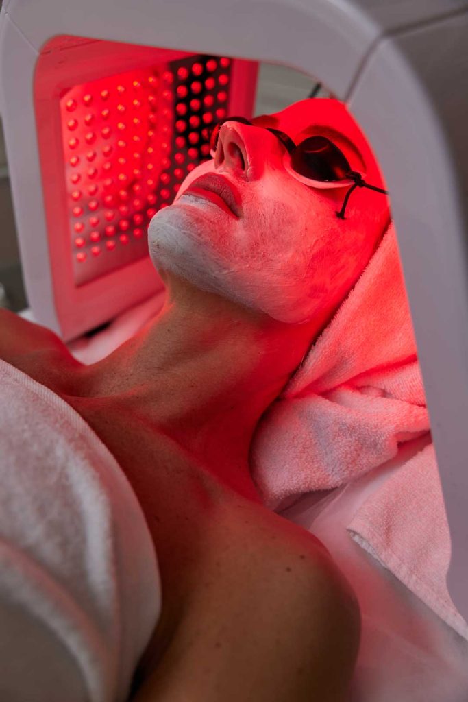 How red light therapy relieves pain